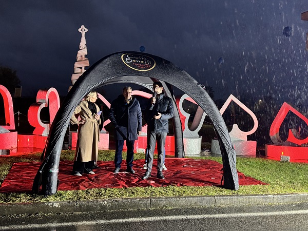 Massa, 7 dicembre 2024. Si accende il Natale di Monasterio. Sabato 7 dicembre alle ore 17, nello spazio verde antistante l’ospedale, è stato inaugurato un albero di ghiaccio davvero speciale, donato a Monasterio dall’azienda Binelli Service