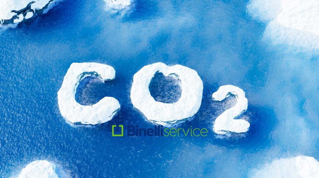 Nel settore della refrigerazione commerciale e industriale (dalla Grande Distribuzione Organizzata fino ai grandi hub della catena del freddo), la transizione verso refrigeranti naturali ha reso la CO₂ (anidride carbonica / R744) un nuovo standard tecnologico di riferimento. Se da un lato la CO₂ offre un impatto ambientale quasi nullo (GWP = 1) e prestazioni energetiche eccellenti, dall'altro impone una gestione rigorosa in termini di sicurezza e continuità operativa. Un guasto a un impianto frigorifero a CO₂ può generare fermi macchina costosi e rischi diretti per la conservazione delle merci. Riconoscere tempestivamente le anomalie e affidarsi a protocolli manutentivi mirati è essenziale per garantire l'efficienza ed evitare perdite economiche.