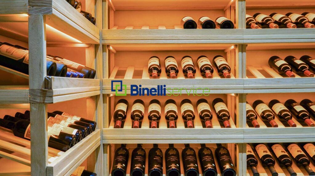 Per mantenere l’apparecchio efficiente, la manutenzione della cantinetta vino è un elemento impossibile da trascurare, non solo per garantirne la durabilità ma anche per contribuire alla corretta conservazione delle bottiglie. Possedere una cantinetta vino significa osservare alcune semplici, ma essenziali, operazioni che vanno effettuate periodicamente per fare in modo che le cose vadano nel verso giusto, così da evitare consumi energetici al dir poco superflui, preservando in aggiunta la temperatura e l’umidità necessarie. 